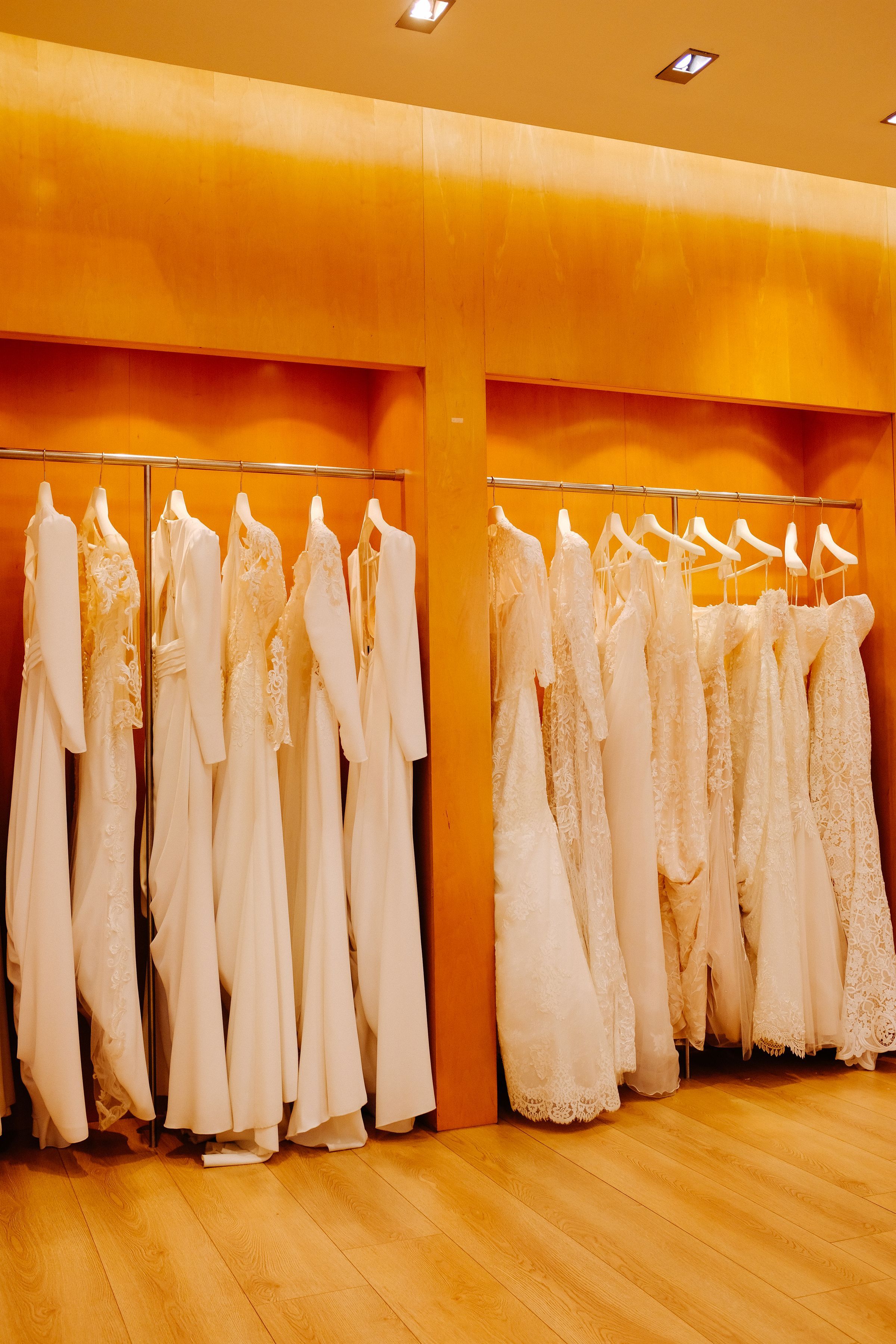 Kolekcija belih venčanica u bridal salonu